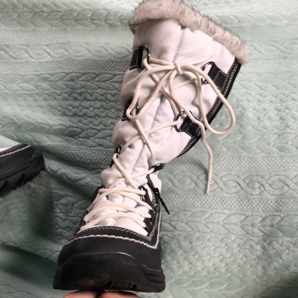 Totes white snow boots size 6.
